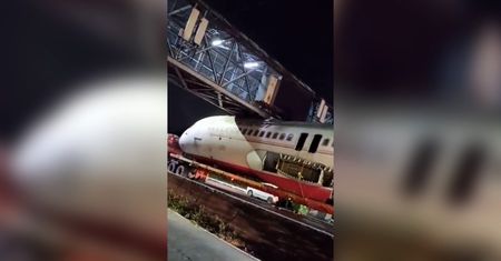 Samolot utknął pod wiaduktem. Niecodzienne nagranie z Delhi