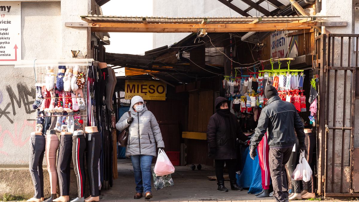 Nowe obostrzenia a niedziele handlowe. Jak będą otwarte sieci: Biedronka, Lidl, Dino czy Carrefour?