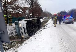 Autobus pełen dzieci wpadł do rowu. Są poszkodowani