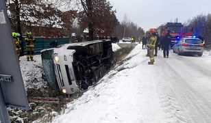 Autobus pełen dzieci wpadł do rowu. Są poszkodowani