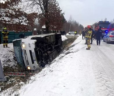 Autobus pełen dzieci wpadł do rowu. Są poszkodowani