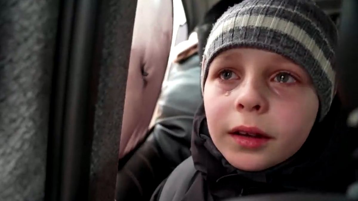 Zapłakany chłopiec nie był w stanie powtrzymać łez 