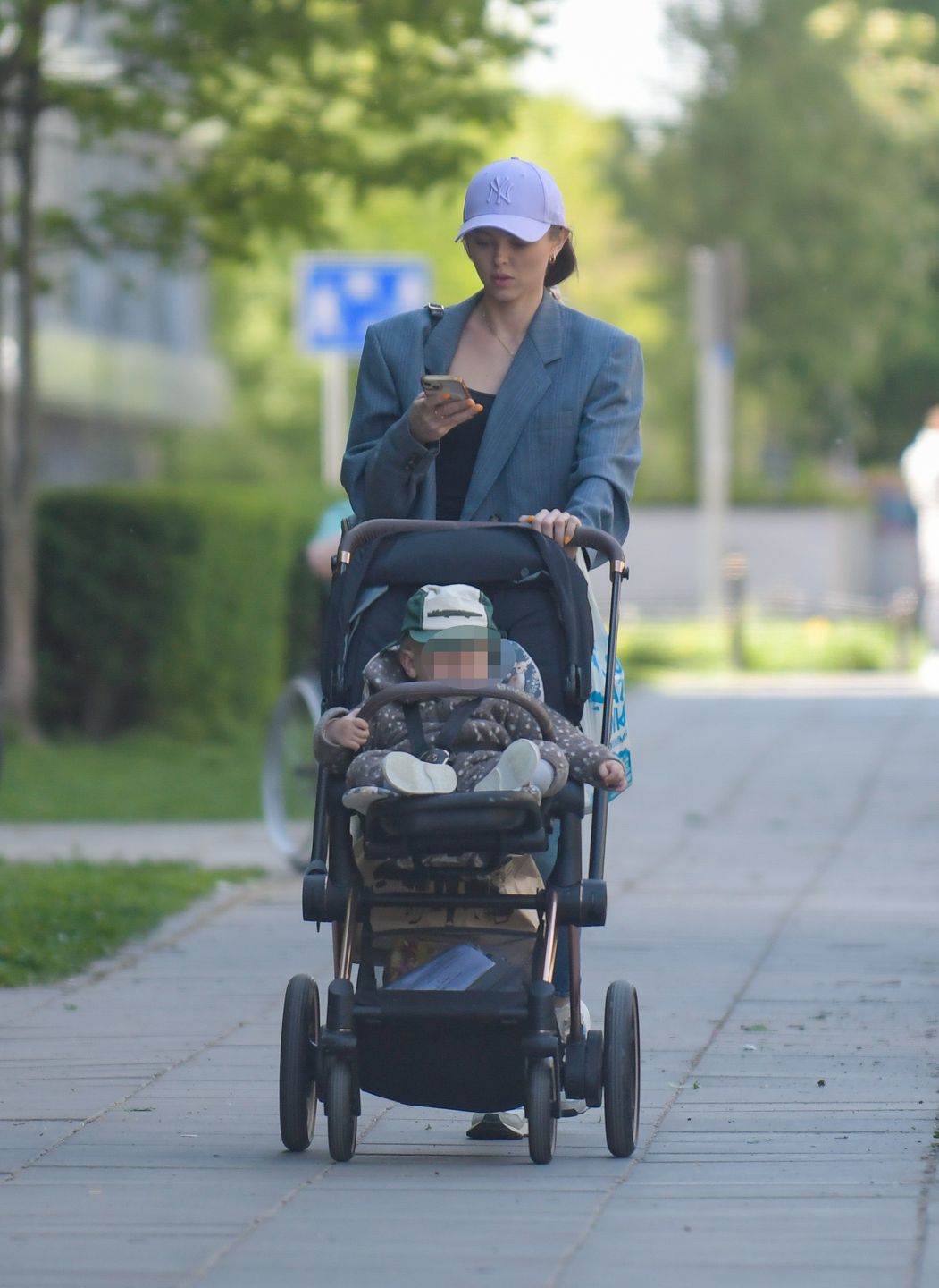 Joanna Opozda na spacerze z Vincentem
