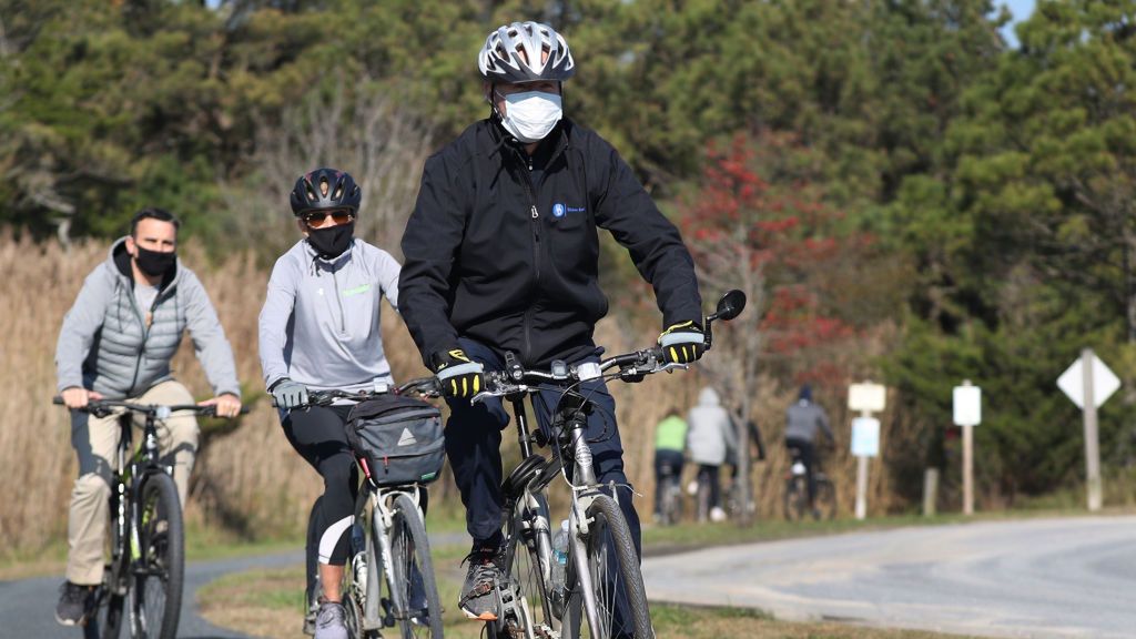 Joe Biden podczas przejażdżki rowerowej