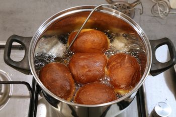 Na czym smażyć pączki? Ten tłuszcz sprawdzi się najlepiej