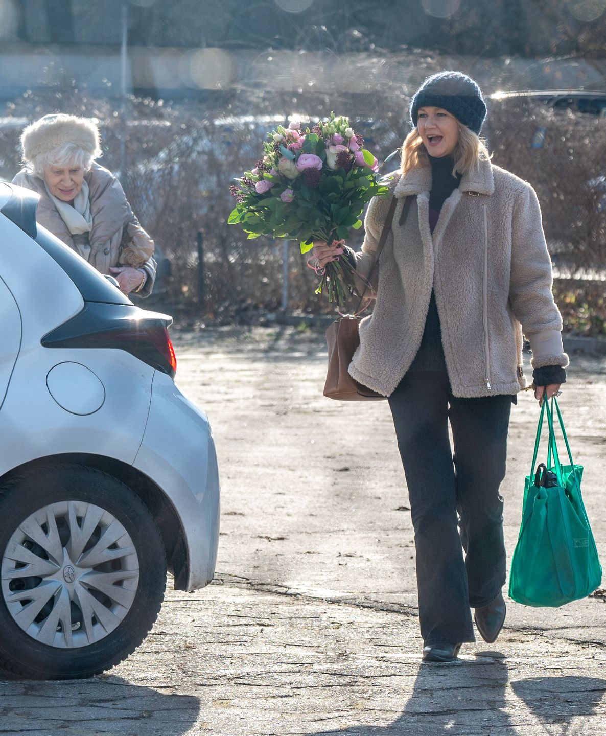 Grażyna Torbicka wręcza mamie kwiaty