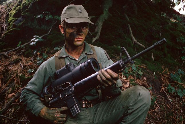 Noktowizor AN/PVS-2 Starlight zamontowany na karabinie M16A1