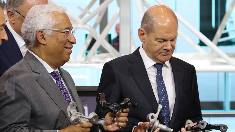 The Prime Minister of Portugal Antonio Costa (L) and German Chancellor Olaf Scholz (R) hold conventionally constructed and optimized automotive parts at the Siemens booth during the opening walkabout at the Hannover Industry fair (Hannover Messe) in Hannover, Germany, 30 May 2022. About 2.500 exhibitors are expected for Germany's biggest fair which opens on 30 May. Partner country in 2022 is Portugal. EPA/FOCKE STRANGMANN Dostawca: PAP/EPA.