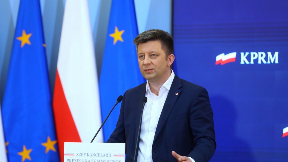 Szef KPRM Michał Dworczyk podczas konferencji prasowej w KPRM