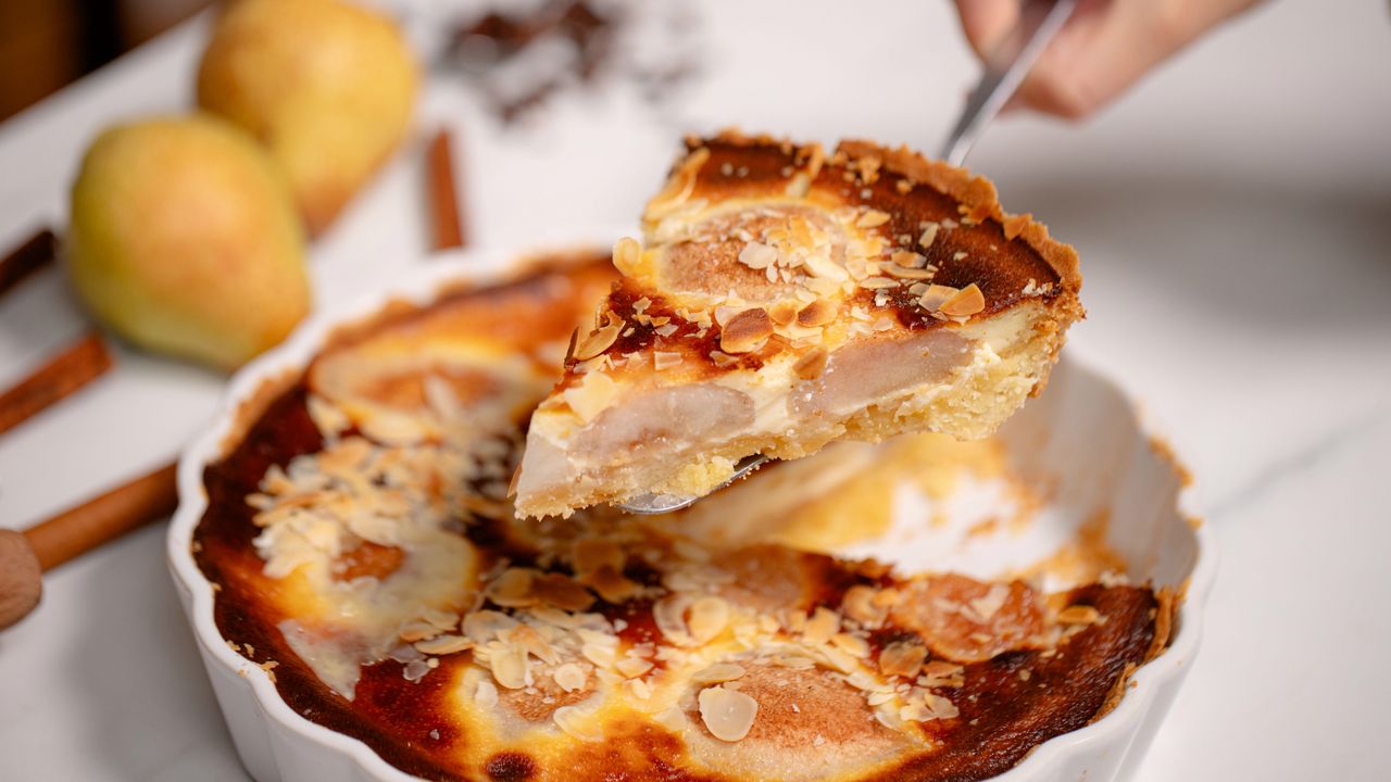 Gruszkowa tarta z migdałami. Kiedy pojawia się na stole, wszyscy skupiają się tylko na niej
