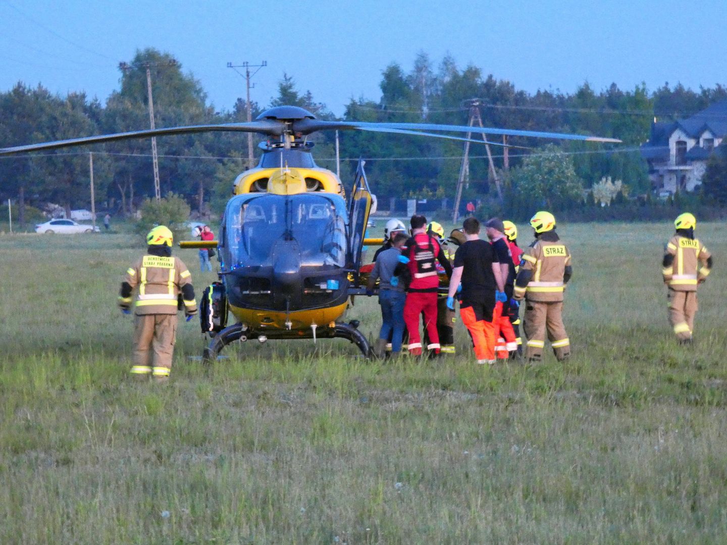 Wypadek z udzialłem samochodu i rowerzystów w Przypkach