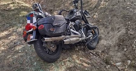 Złamane drzewo spadło na motocyklistę. Przyczyną był silny wiatr