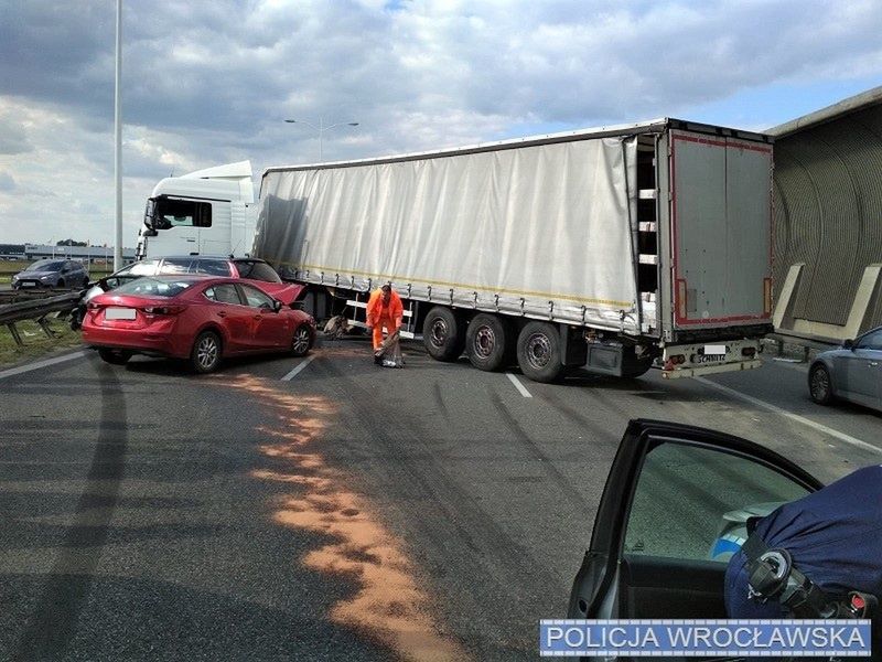 Wrocław. Fatalny wypadek na AOW. Zderzenie trzech ciężarówek i dwóch samochodów osobowych