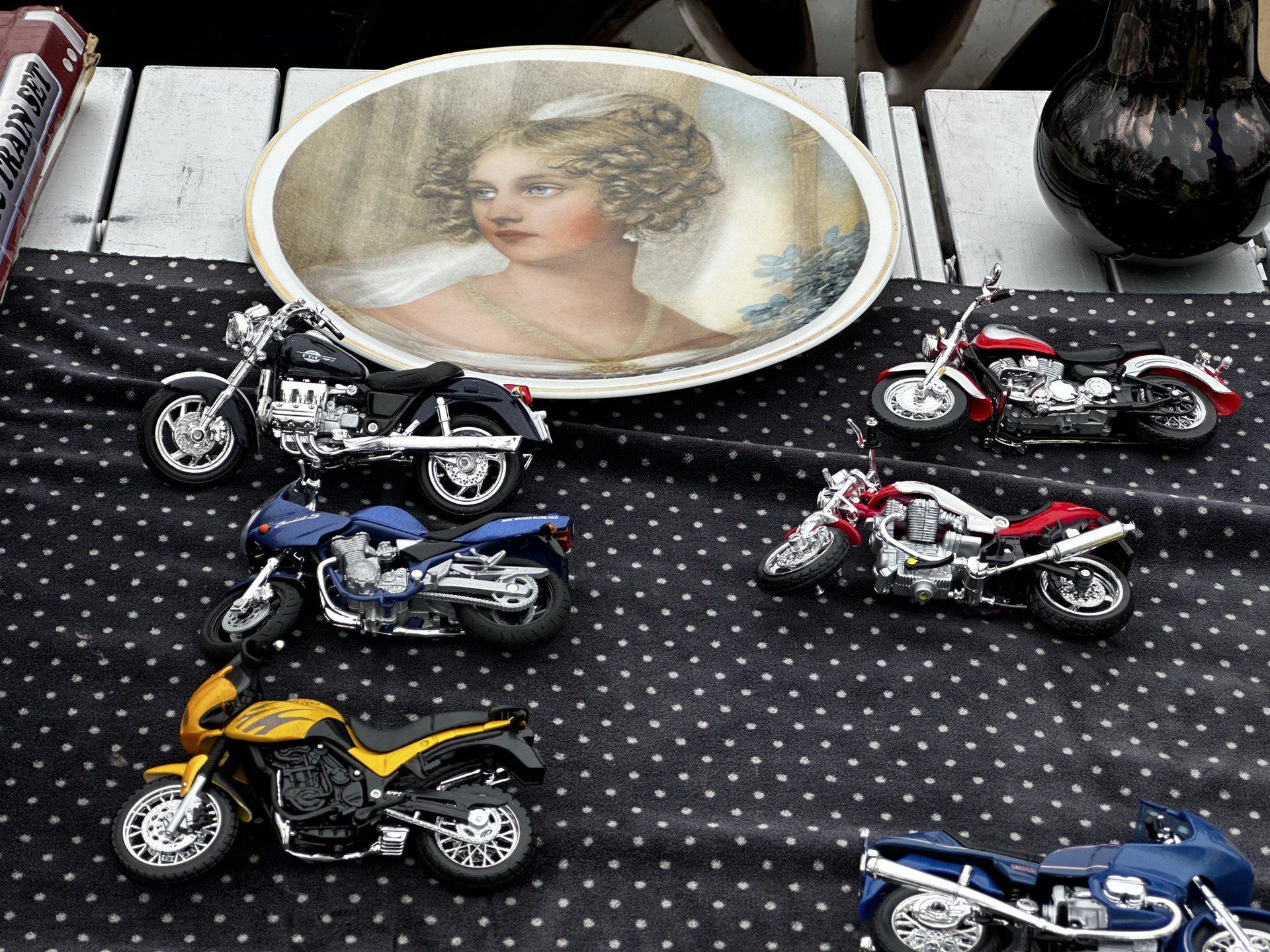 Prawdziwe perełki na Giełdzie Kolekcjonerskiej przed Wojewódzkim Domem Kultury w Kielcach.