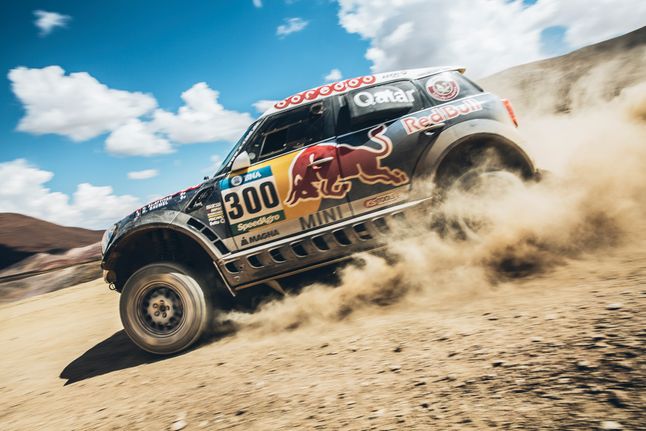 Nasser Al-Attiyah robi wszystko by utrzymać się możliwie blisko Peugeotów. Jeden błąd rywali i będzie przed nimi.