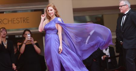 Tak gwiazdy walczyły z wiatrem na czerwonym dywanie w Cannes: Chastain, Huntington-Whiteley, Stone... (ZDJĘCIA)