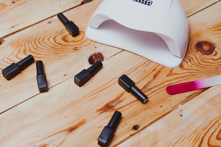 Lampa do paznokci. Jaką wybrać i na co zwrócić uwagę przy zakupie?