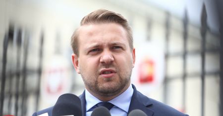 Tusk proponuje zmianę w Konstytucji. Ozdoba: Jest to próba odwrócenia kota ogonem