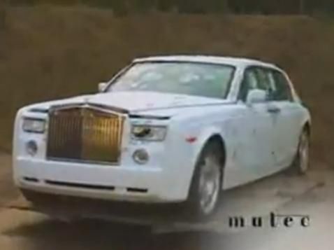 Rolls-Royce Phantom ostrzelany i wysadzony w powietrze[wideo]