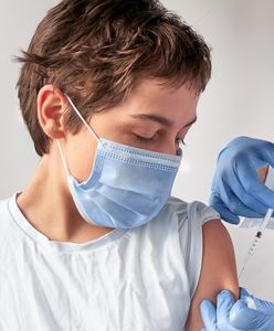 Znaczki dla zaszczepionych pracowników w firmie na Pomorzu. Zwalniały z masek