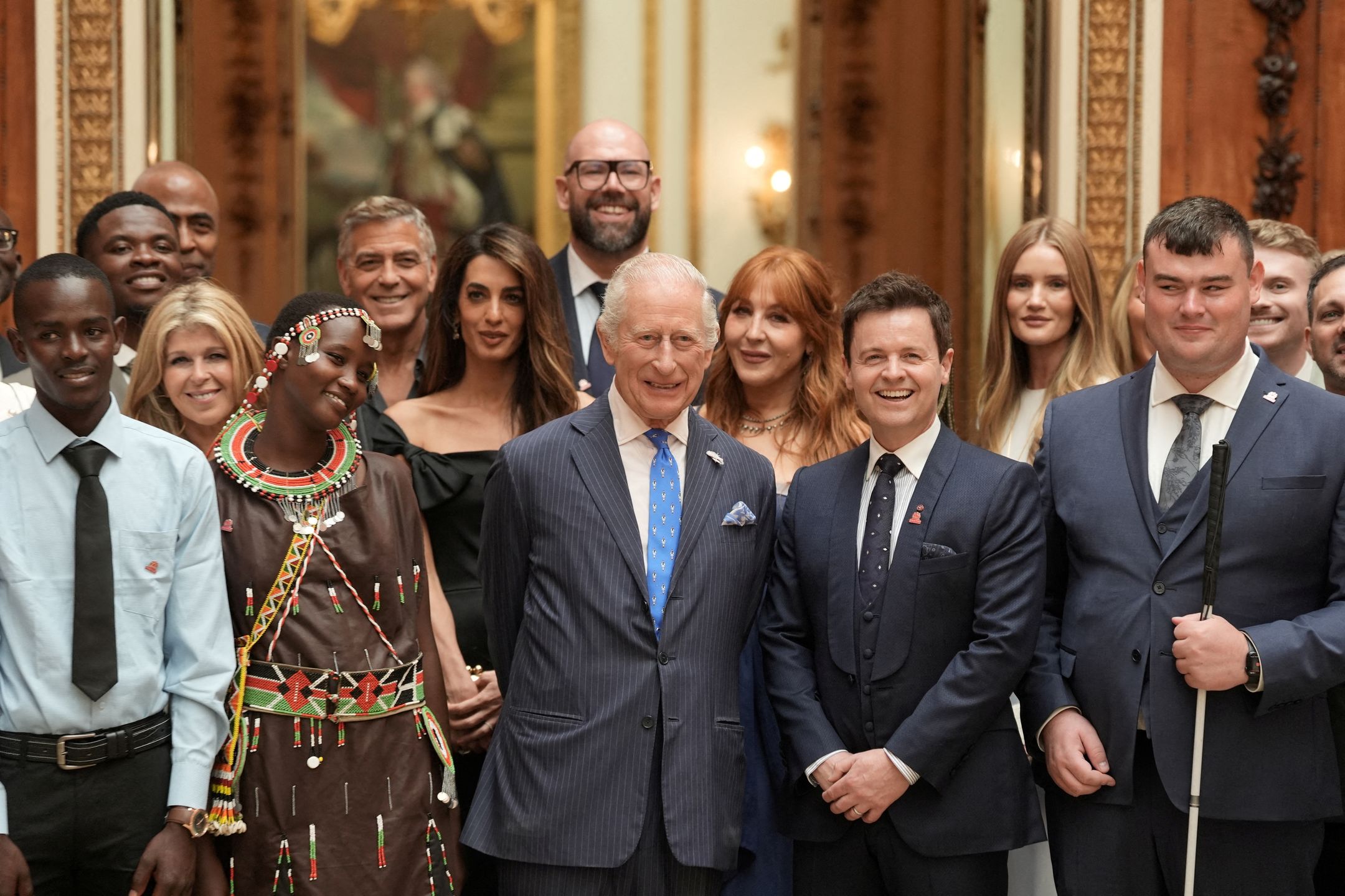 George i Amal Clooneyowie u króla Karola III