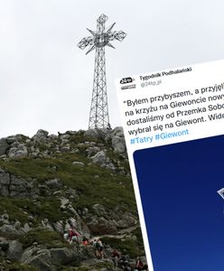 Cytat z Biblii na Giewoncie. Baner na krzyżu zauważył turysta