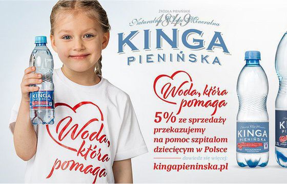 Kinga Pienińska z kampanią charytatywną „Woda, która pomaga", w spotach Anna i Robert Lewandowscy (wideo)