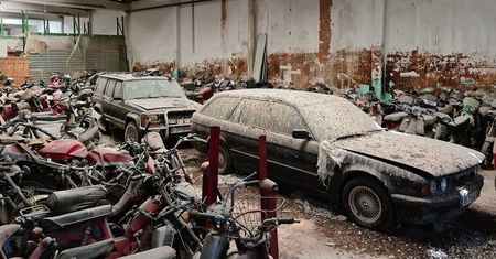 Ikony motoryzacji porzucone w hiszpańskim salonie. Serce boli od samego patrzenia