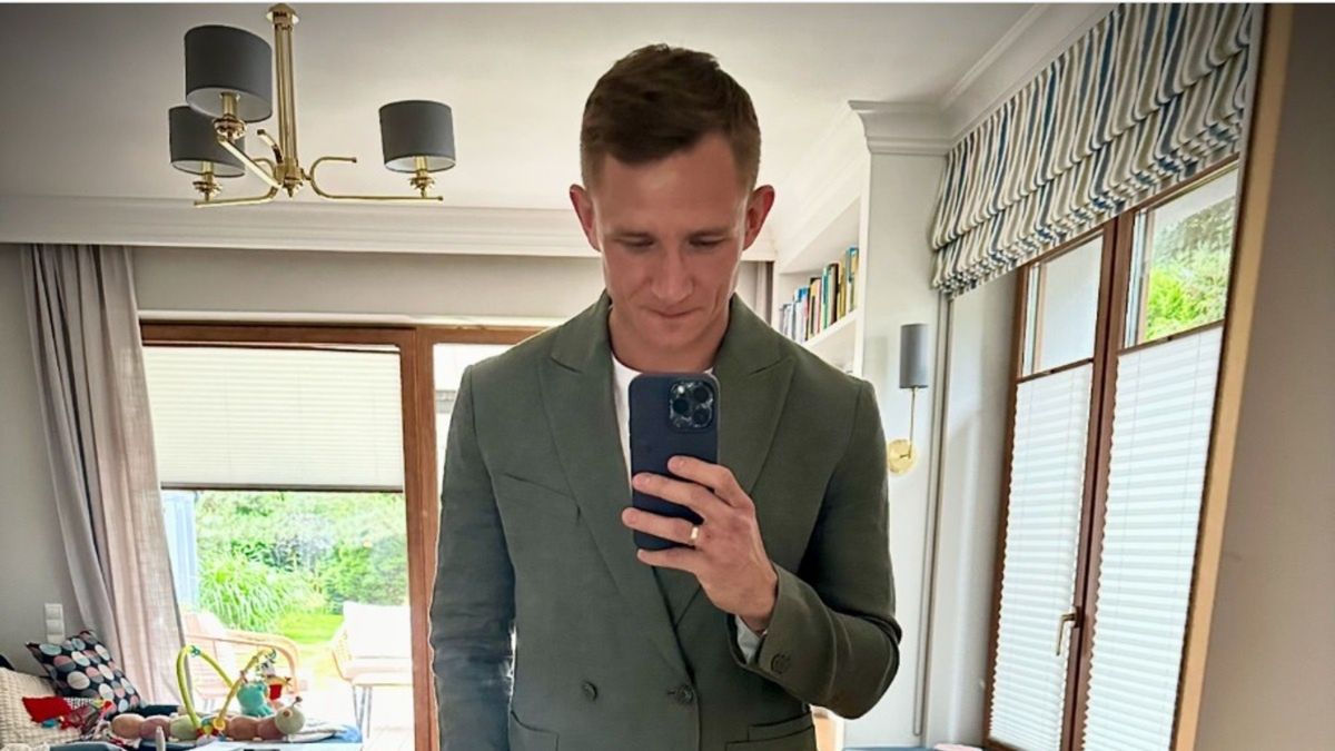 Jakub Rzeźniczak w stylizacji przed lustrem