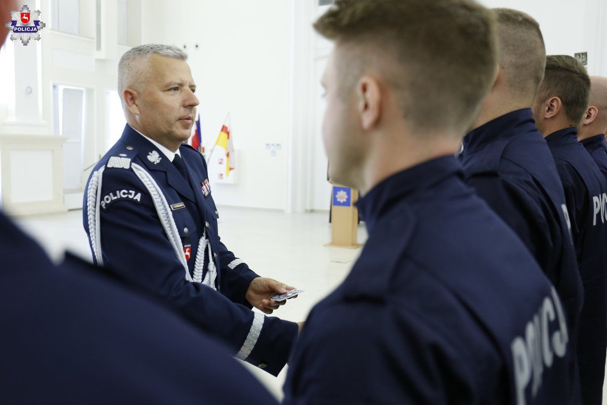 Nadinsp. Artur Bielecki wręczył nowym funkcjonariuszom legitymacje służbowe