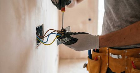 Ile kosztuje wymiana gniazdka przez elektryka? Oto aktualne ceny usług
