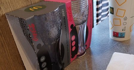 Szklanka Coca-Cola gratis do zamówienia w McDonalds. Jak otrzymać jedną z nich?