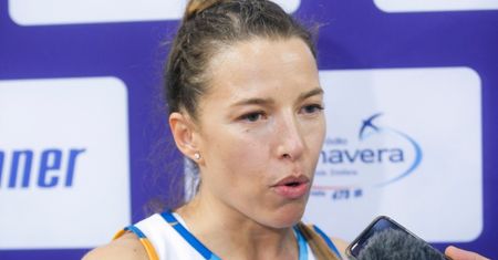 Ewa Chodakowska publikuje zdjęcia z dzieciństwa i wraca do tematu ust. Fanka: "Po co znowu ROZTRZĄSAĆ ten temat?". Odpowiedziała (FOTO)