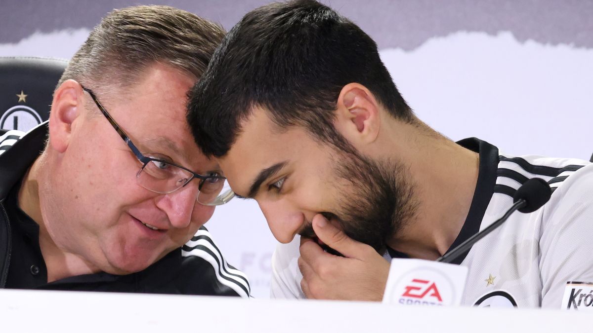 Warszawa, 25.08.2021. Trener Legii Warszawa Czesław Michniewicz (L) i zawodnik Mahir Emreli (P) podczas konferencji prasowej w Warszawie, 25 bm. Legia przygotowuje się do jutrzejszego rewanżowgo meczu piłkarskiej Ligi Europy ze Slavią Praga. (js) PAP/Leszek Szymański