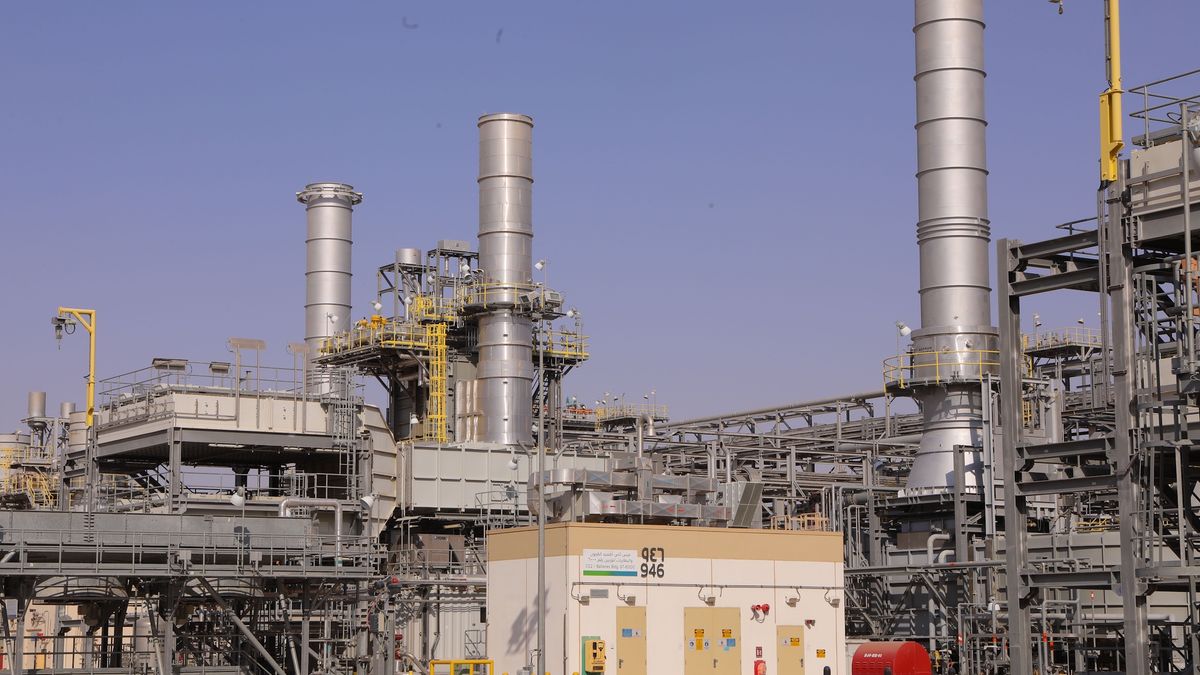 Infrastruktura Saudi Aramco przy polu naftowym Churajs - Huti twierdzą, że była jednym z celów ich obecnych ataków