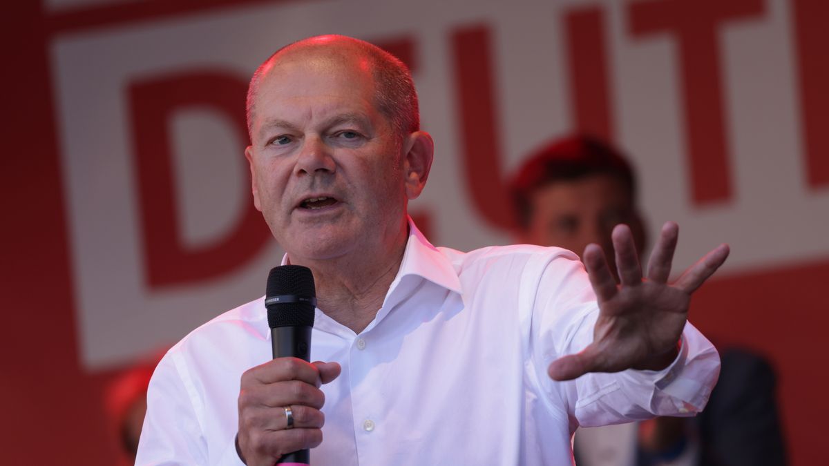 JENA, GERMANY - AUGUST 27: German Chancellor Olaf Scholz speaks to voters as he campaigns on behalf of the German Social Democrats (SPD) ahead of state elections in Thuringia on August 27, 2024 in Jena, Germany. The SPD is currently polling miserably in both Thuringia and Saxony, far behind the far-right Alternative for Germany (AfD), the German Christian Democrats (CDU) and the upstart Sahra Wagenknecht Alliance (BSW) ahead of elections scheduled in both states for September 1. (Photo by Sean Gallup/Getty Images)