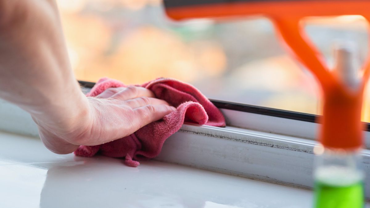 Tak czyszczę przed świętami plastikowe ramy okienne 