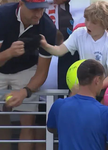 Piotr Szczerek zabrał dziecku czapkę