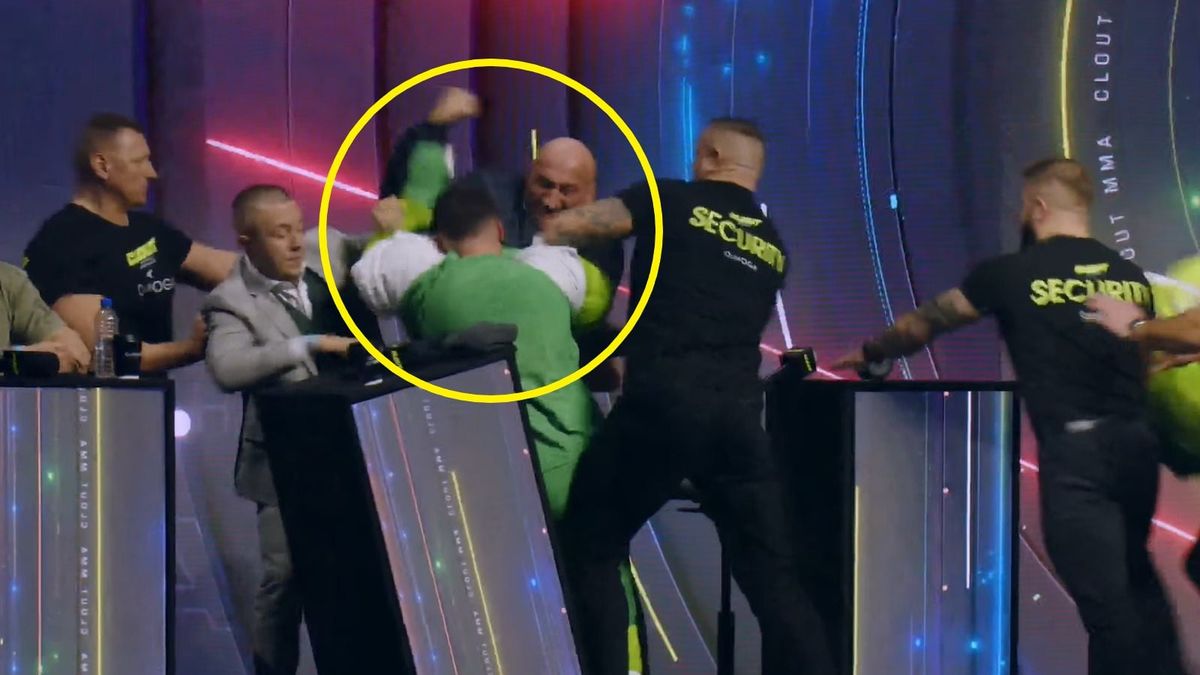 Na zdjęciu: moment, w którym Adrian Cios przebrany za maskotkę zaatakował Marcina Najmana