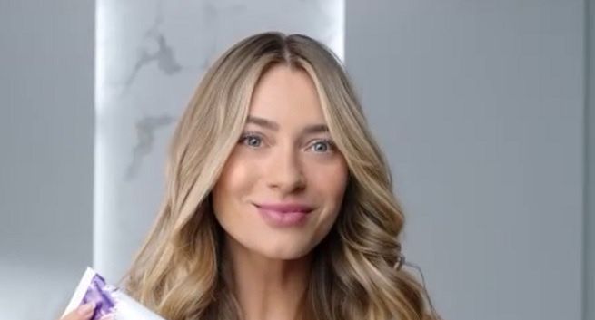 Marcelina Zawadzka reklamuje pastę do zębów UltraBlanc