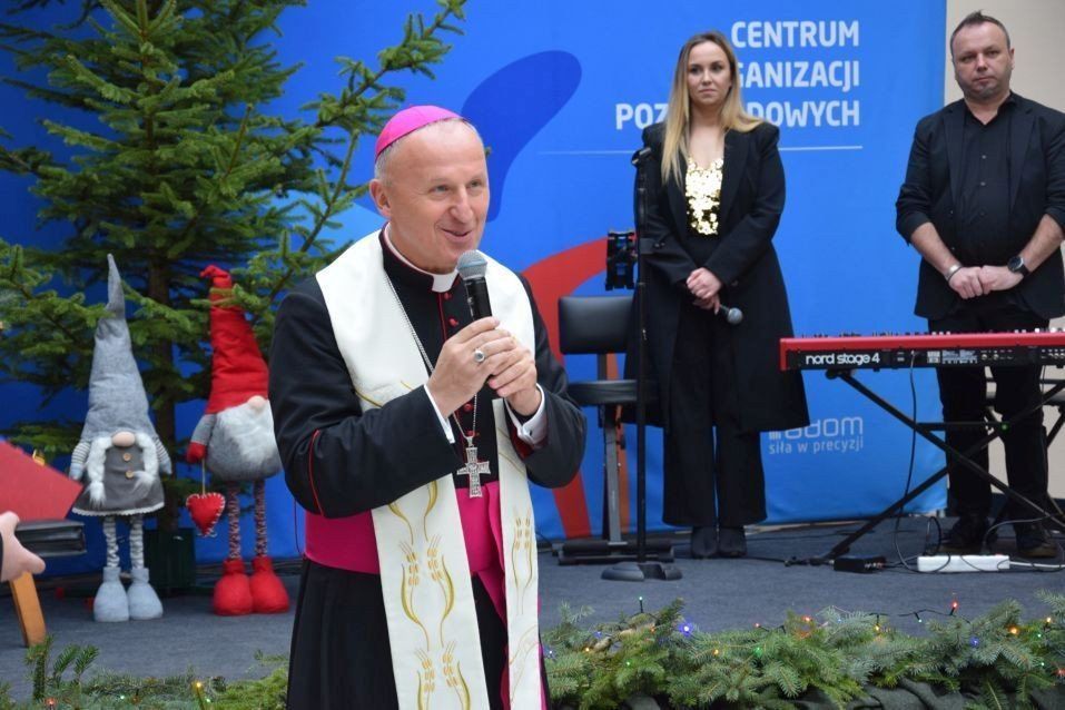 Biskup Marek Solarczyk, ordynariusz diecezji radomskiej poprowadził modlitwę i złożył życzenia podczas spotkania świątecznego Radomskiego Szpitala Specjalistycznego. 