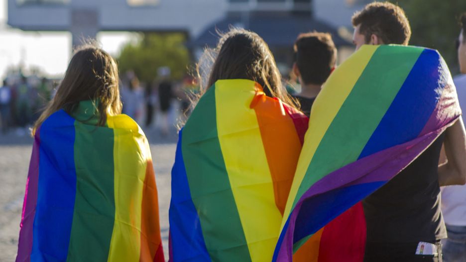 Młodzi ludzie wspierający społeczność LGBT