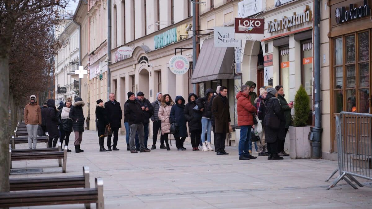 Kolejka po pączki w tłusty czwartek do Dobrej Pączkarni na deptaku w Lublinie