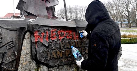 Szczecin. Pomnik Jana Pawła II pomazany farbą