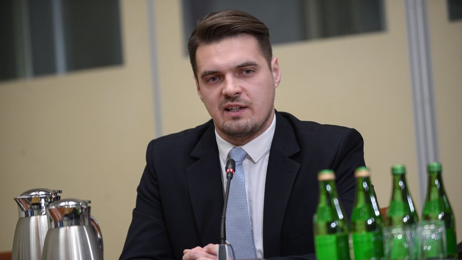 Warszawa, 19.01.2024. Były poseł Michał Wypij podczas posiedzenia sejmowej komisji śledczej do zbadania legalności, prawidłowości oraz celowości działań podjętych w celu przygotowania i przeprowadzenia wyborów Prezydenta Rzeczypospolitej Polskiej w 2020 r. w formie głosowania korespondencyjnego, 19 bm. w Sejmie w Warszawie. (jm) PAP/Marcin Obara