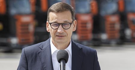 "Bandycki akt". Morawiecki reaguje na atak na punkt szczepień w Zamościu