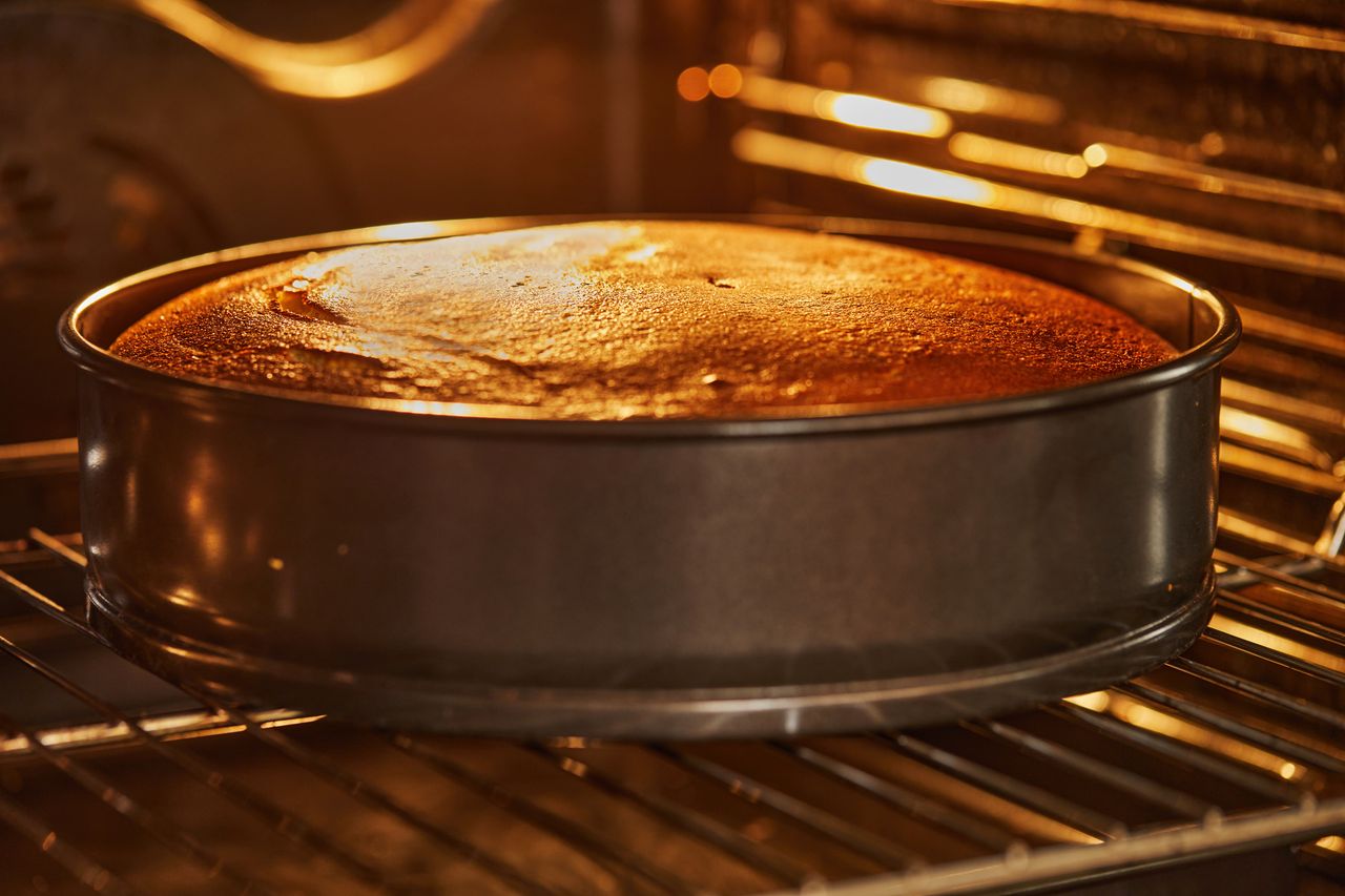 The reason your cheesecake is cracking. The common mistake you should avoid before opening the oven