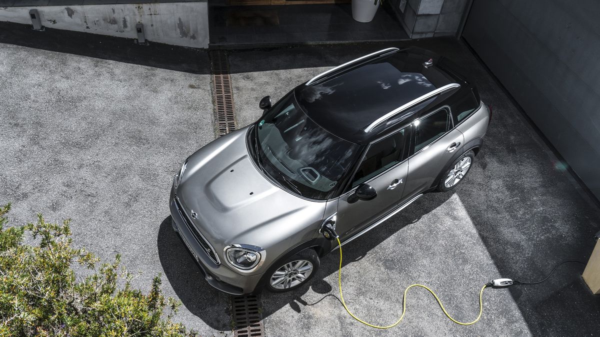 Mini Coopera S E Countrymana ALL4 można ładować z gniazdka i przejechać na prądzie 40 km.
