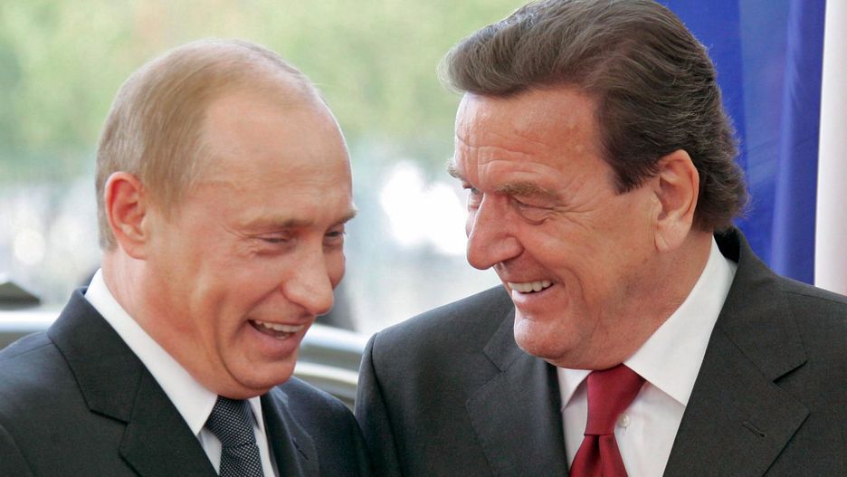 GERMANY PUTIN SCHROEDER
epa000522750 German Chancellor Gerhard Schroeder (L) and Russian President Vladimir Putin (R) chat as they welcome each other, during their meeting in Berlin, Thursday 08 September 2005. Vladimir Putin arrived in Berlin for a brief working visit.  EPA/PRESIDENTIAL PRESS SERVICE/ITAR-TASS POOL PRESIDENTIAL PRESS SERVICE/ITAR-TASS POOL
Dostawca: PAP/EPA.
PRESIDENTIAL PRESS SERVICE/ITAR-TASS POOL