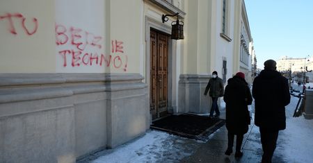 Warszawa. Zniszczył fasadę kościoła, jest decyzja ws. wandala